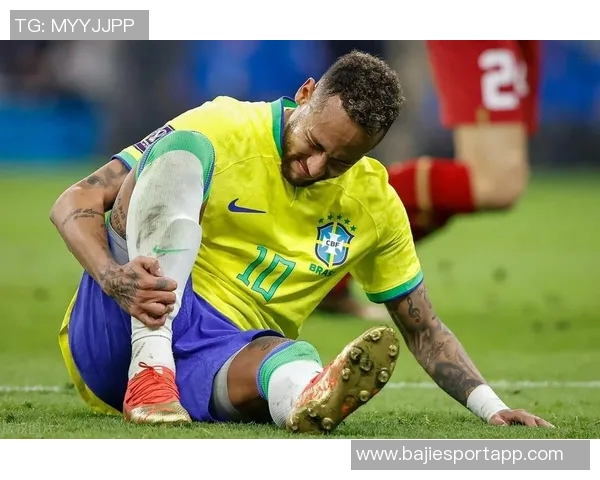 内马尔拼尽全力带伤出战90分钟赛后紧急冰敷膝盖伤处