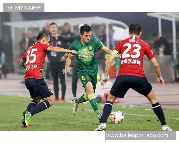 国安队李磊因右大腿肌肉拉伤预计缺阵四周球队面临人员紧张局面